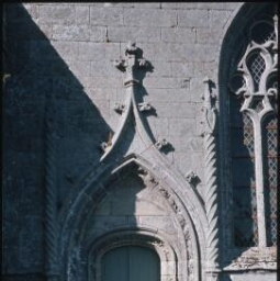 Plougastel-Saint-Germain. - Saint-Germain : chapelle, porte.
