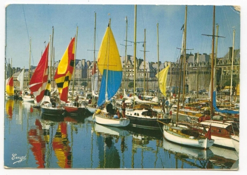 SAINT-MALO Cité corsaire - Le port de yachts à l'arriveé d'une course-croisière.
