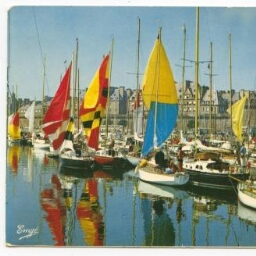 SAINT-MALO Cité corsaire - Le port de yachts à l'arriveé d'une course-croisière.