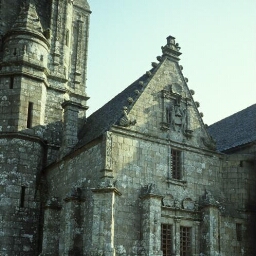 Bulat-Pestivien. - église : chambre haute au-dessus la sacristie.
