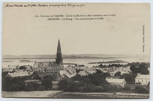 Arradon.- Vue panoramique de l'église, des maisons, du golfe du Morbihan et des iles.