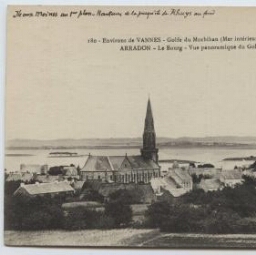 Arradon.- Vue panoramique de l'église, des maisons, du golfe du Morbihan et des iles.