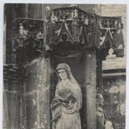 Pencran - Détail du Porche en granit de Kersantan Statue de Ste-Suzanne