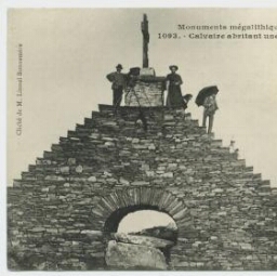 Monuments Mégalithiques de Bretagne Calvaire abritant une allée couverte à CAUREL (C.-du-N.)