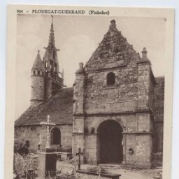 PLOUEGAT-GUERAND (Finistère) L'Eglise - Porche Renaissance