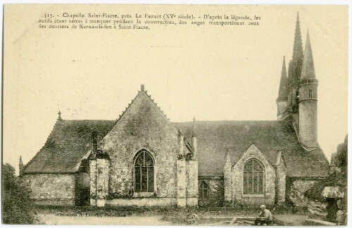 Le Faouët.- Vue latérale de la chapelle Saint-Fiacre, un homme est assis sur un rondin de bois.