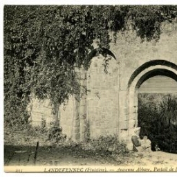 LANDEVENNEC (Finistère).- Ancienne Abbaye, Portail de l'Eglise Abbatiale