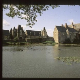 La Chapelle-Glain. - Château de La Motte Glain : manoir, château, étang.