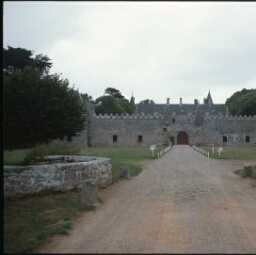 Erquy. - Château de Bienassis : château, allée d'honneur.