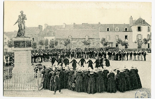 Carhaix-Plouguer.- Rassemblement de danseurs sur l'actuelle place de La Tour d'Auvergne.
