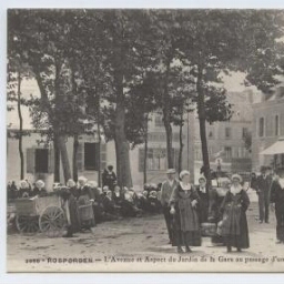 ROSPORDEN - L'Avenue et Aspect du Jardin de la Gare au passage d'un Pèlerinage de Huelgoat et Carhaix.