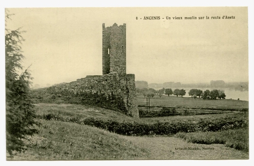 ANCENIS - Un vieux moulin sur la route d'Anetz