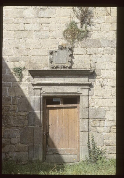 Brélès. - Manoir de Belair : porte, inscription.