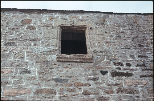 Plurien. - La Salle, manoir : façade, fenêtre.