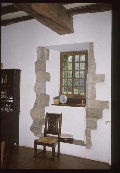 Prat. - Manoir de Coadélan : intérieur, salle basse, fenêtre.