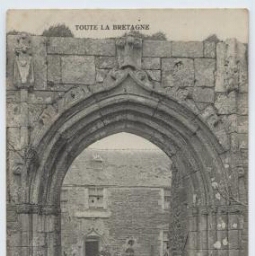 Environs de Ploneour-Lanvern - Le grand portail et Château de Trévilit