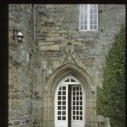 Prat. - Manoir de Coadélan : intérieur, façade, porte.