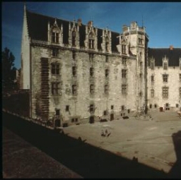 Nantes. - Château : cour, façade.