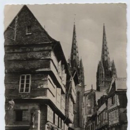 QUIMPER (Finistère) Rue Kéréon et la Cathédrale