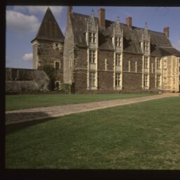 La Chapelle-Glain. - Château de La Motte Glain : manoir, château, cour, logis.
