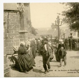 Le Faou.- Pardon de Rumengol. Des pèlerins font le tour de l'église pour accomplir leurs voeux. Au premier plan à gauche, des marchandes de cierges. A l'arrière-plan, le calvaire.