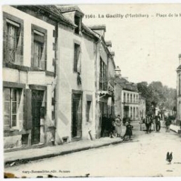 La Gacilly (Morbihan) - Place de la Halle et route de Carentoir.
