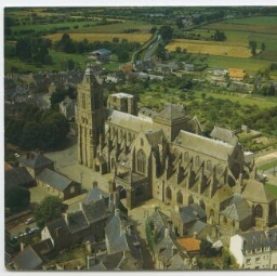 Vue aérienne de la Cathédrale de Dol-de-Bretagne (Ille-et-Vilaine).