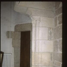 Prat. - Manoir de Coadélan : intérieur, salle haute, cheminée.