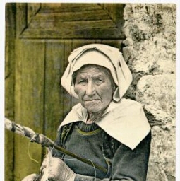 Vieille Femme des environs de CHATEAULIN (Finistère).