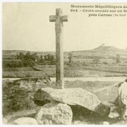 Croix soudée sur un Dolmen (Cruz-Moquen) près Carnac (Au fond le Mont St-Michel)