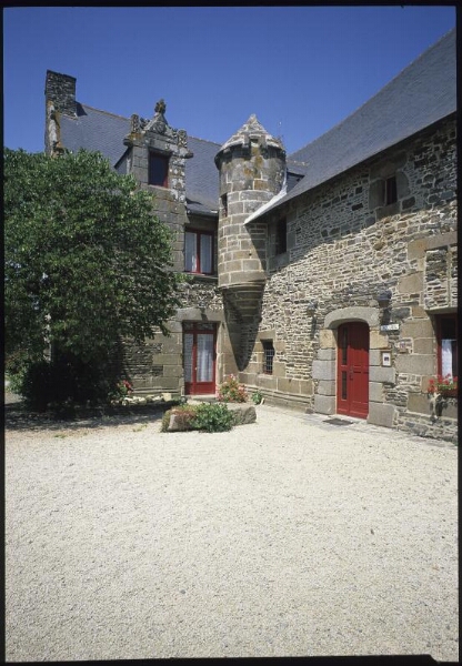 Roz-Landrieux. - Manoir de La Grand'Mettrie du Han : façade, aile renaissance, cour.