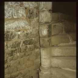 Plumaugat. - La Gaudesière, manoir : intérieur, escalier, détail.