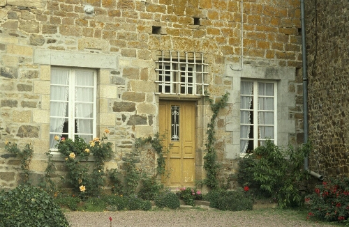 Saint-Aaron. - La Caillibotière, manoir : extérieur, façade, détails, porte, fenêtre.