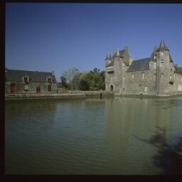 Campénéac. - Château de Trécesson : château, douves.