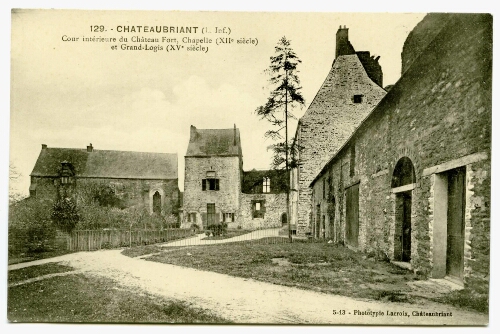 CHATEAUBRIANT (L.-Inf.) Cour intérieure du Château Fort, Chapelle (XIIe siècle) et Grand-Logis (XVe siècle)