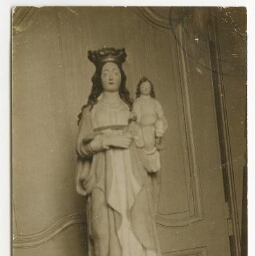 Statue d'ue vierge à l'enfant.