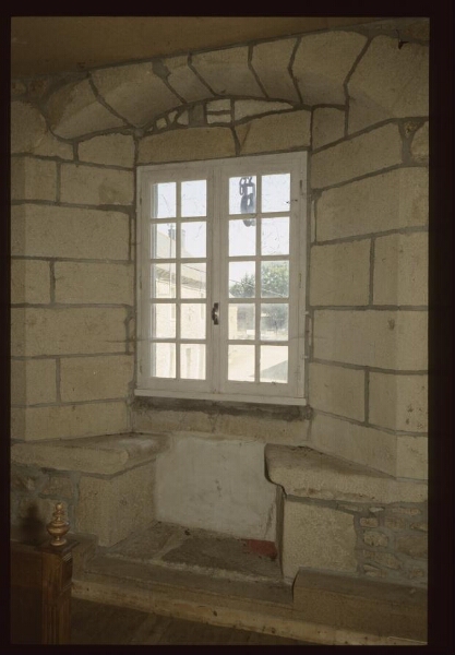 Plumaugat. - La Gaudesière, manoir : intérieur, salle seigneuriale, fenêtre.