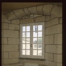 Plumaugat. - La Gaudesière, manoir : intérieur, salle seigneuriale, fenêtre.