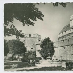 SAINT-MALO - Cité corsaire. Le bassin et le château.