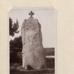 Menhir christianisé de Saint-Uzec, Placen-ar-Peulven (Pleumeur-Bodou)
