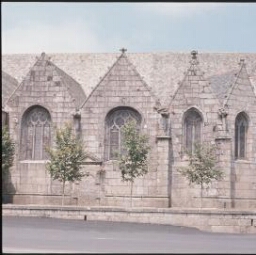 Pleyber-Christ. - Bourg : église, façade orentiale.