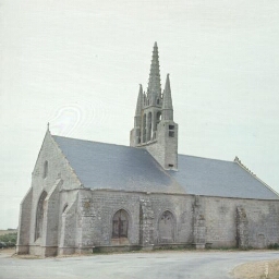 Saint-Jean-Trolimon. - Tronoën : chapelle, maison de chapelain.