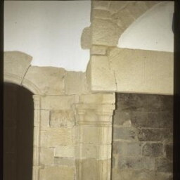 Theix. - Plessis Josso : château, salle haute, porte, cheminée.