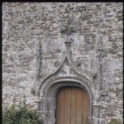 Motreff. - Chapelle Saint-Conté : chapelle, porte.