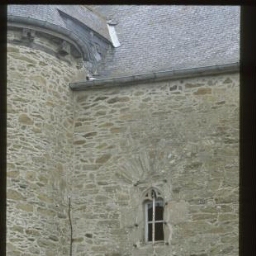 Troguéry. - Manoir de Kerandraou : logis-porche, façade, détails.