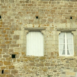 Saint-Aaron. - La Caillibotière, manoir : extérieur, façade, détails, porte, fenêtre.