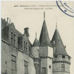 Antrain(I.-et-V.). Château de Bonnefontaine, partie de la façade Est. Le puits.