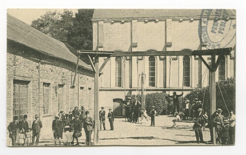 Familles assemblées dans une cour d'école avec des portiques et des jeux à côté d'une chapelle.