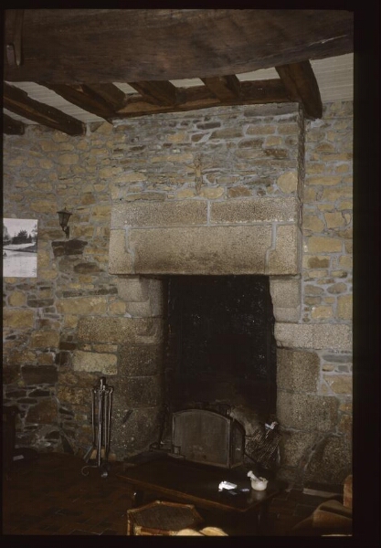 Prat. - Manoir de Coadélan : intérieur, salle basse, cheminée.