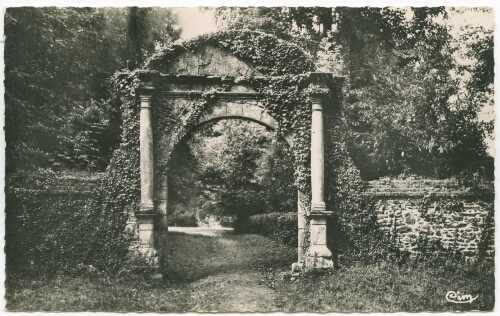 COMBOURG (I.-et-V.) - Porte Henri II - Ancienne Entrée du Château.
